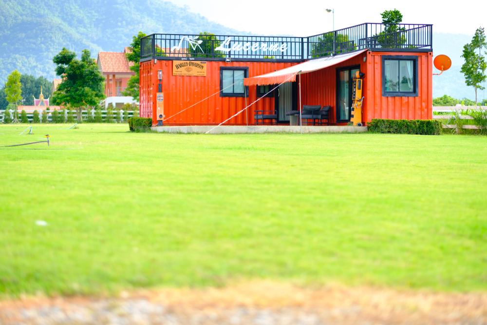 casa din containere si spatiu verde